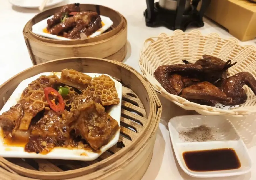 广式春卷怎么做？金黄酥脆的茶楼点心示意图